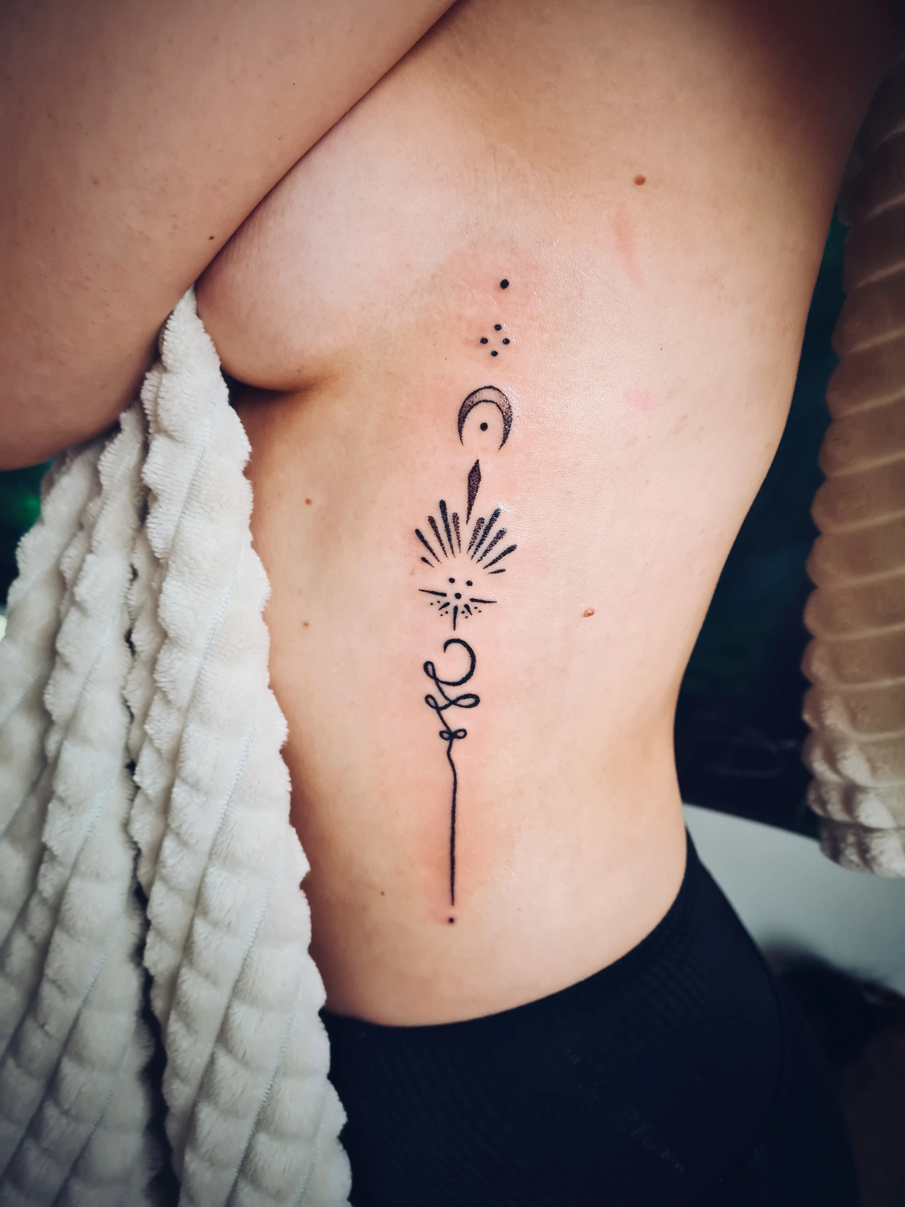 Fijne lijntattoo op de ribben