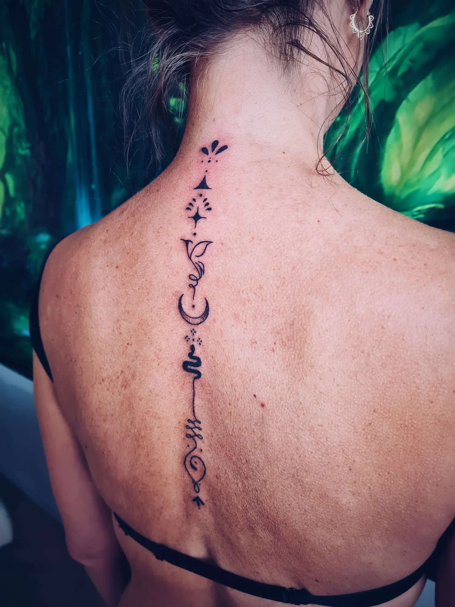 Rij symbolen getatoeëerd langs de ruggengraat