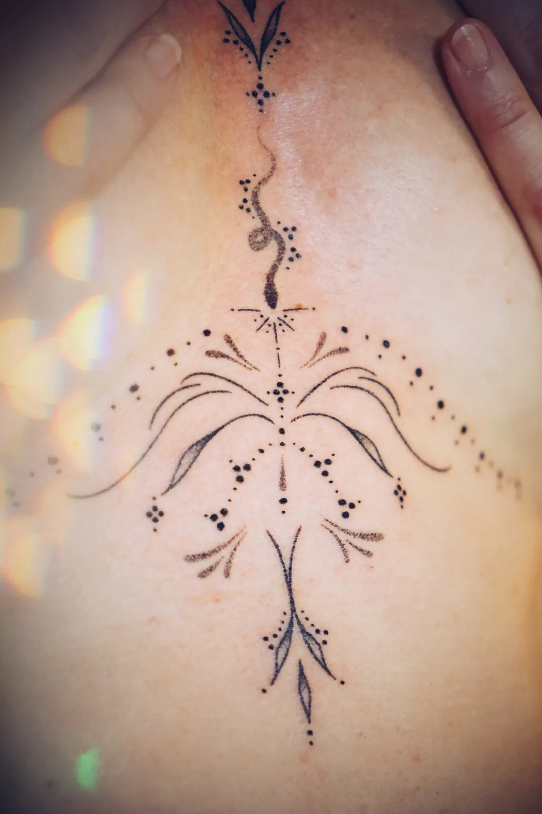Ornamentele tattoo op het borstbeen