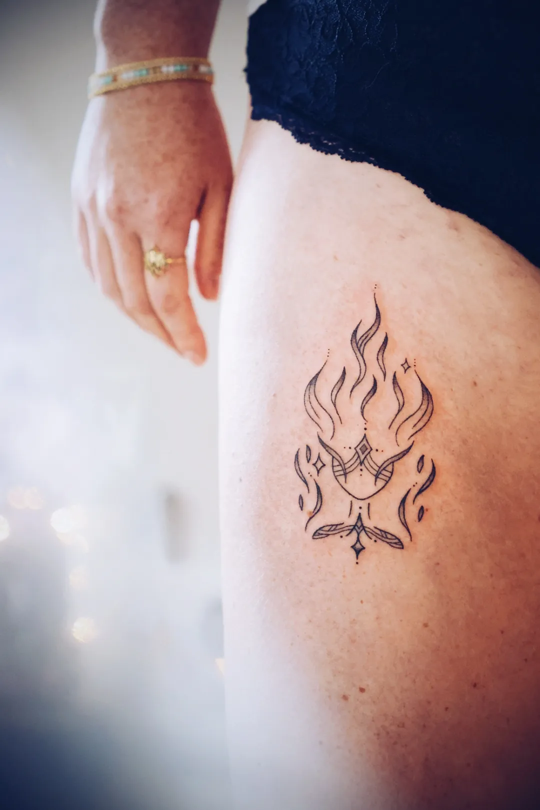 Vlamvormige tattoo op het bovenbeen